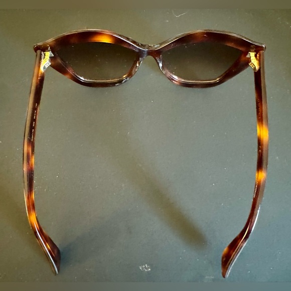 RARE GUCCI Vintage Tortoise
Brown Gradient Cat Eye Ladies Sunglasses - Picture 6 of 16